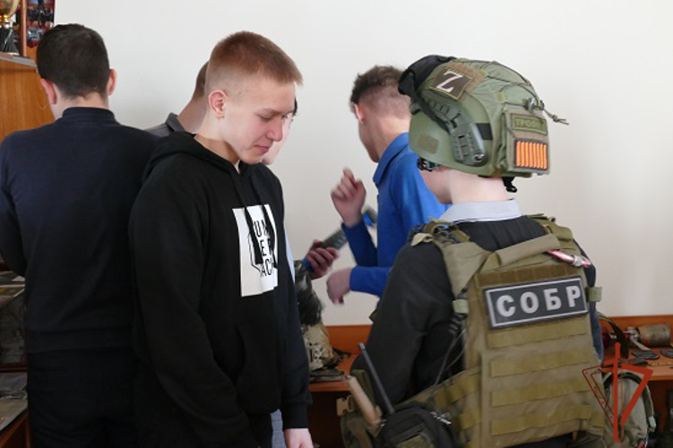 В преддверии празднования Дня защитника Отечества сотрудники Росгвардии провели уроки мужества в Омске и области