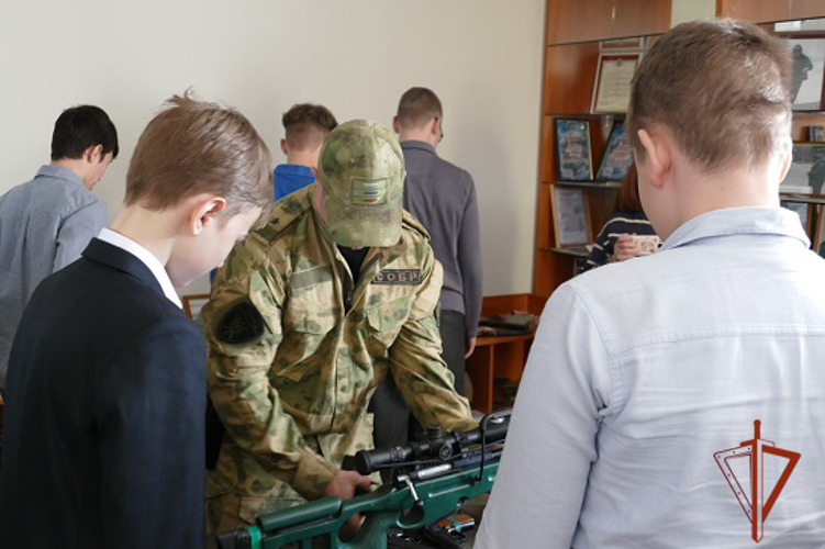 В преддверии празднования Дня защитника Отечества сотрудники Росгвардии провели уроки мужества в Омске и области