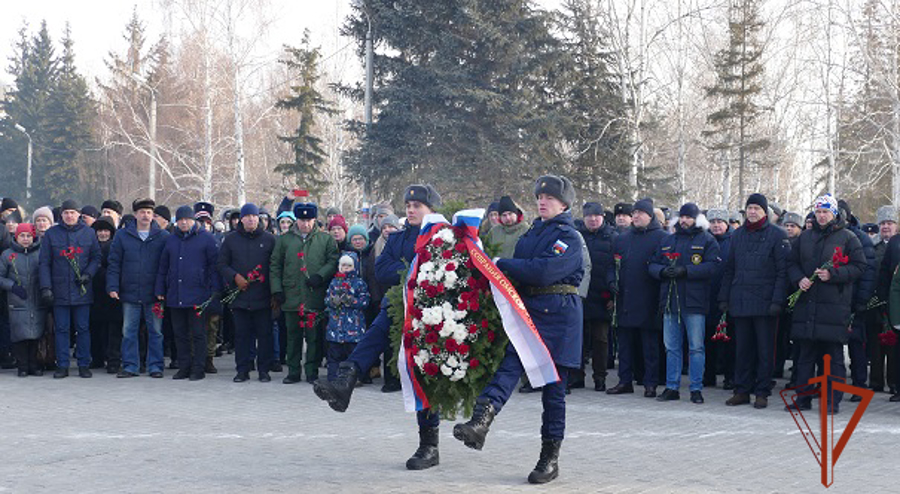 Руководство Росгвардии почтило память защитников Отечества в Омске