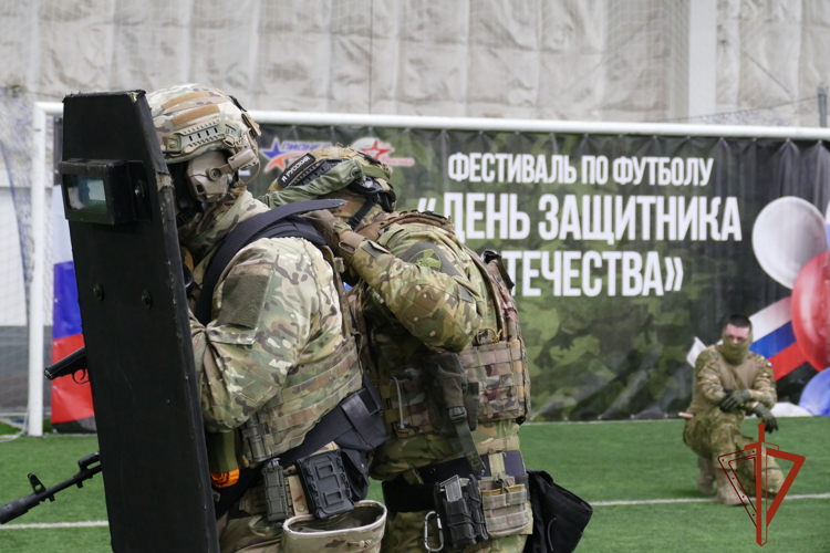 Бойцы спецназа Управления Росгвардии по Омской области продемонстрировали юным футболистам показательные выступления
