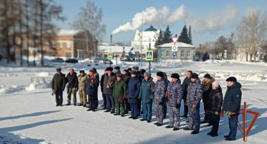 Руководство Росгвардии почтило память защитников Отечества в Омске