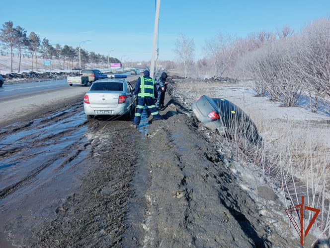 Сотрудники Росгвардии оказали помощь девушке водителю, попавшей в ДТП