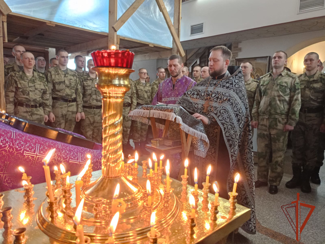 Накануне профессионального праздника росгвардейцы побывали на богослужении в омском Храме Архангела Михаила 
