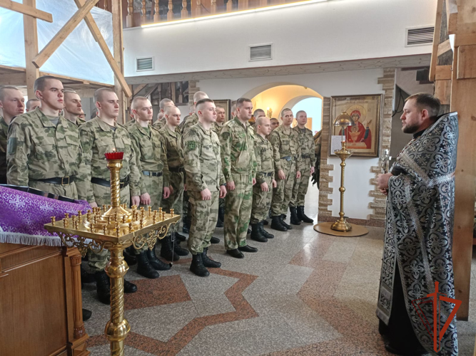 Накануне профессионального праздника росгвардейцы побывали на богослужении в омском Храме Архангела Михаила 