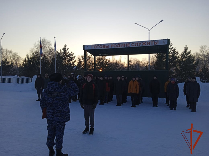 Уроки профориентации проводят росгвардейцы с омскими старшеклассниками