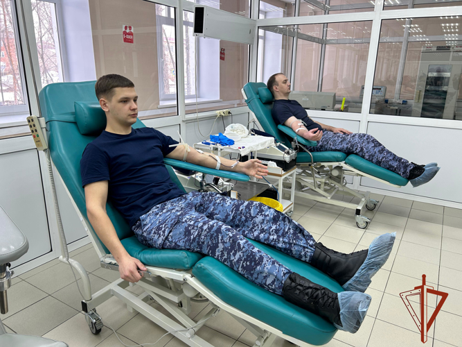 Росгвардейцы в рамках Всероссийской акции ведомства «От сердца к сердцу» пополнили банк донорской крови в Омске
