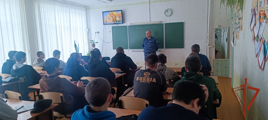 Сотрудники вневедомственной охраны Росгвардии провели «Урок Мужества»  для учащихся аграрно-технического техникума в Омской области