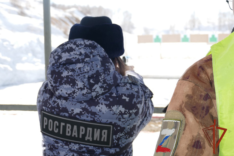 В преддверии профессионального праздника в Омске личный состав подразделений региональной Росгвардии посоревновался в меткости стрельбы из боевого оружия