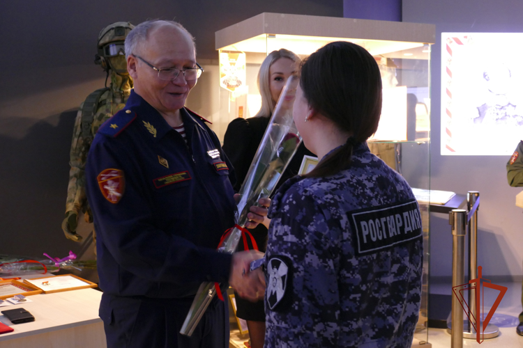 В свой профессиональный праздник омские росгвардейцы посетили выставку «Росгвардия. Всегда на страже» в мультимедийном парке «Россия — моя история» 