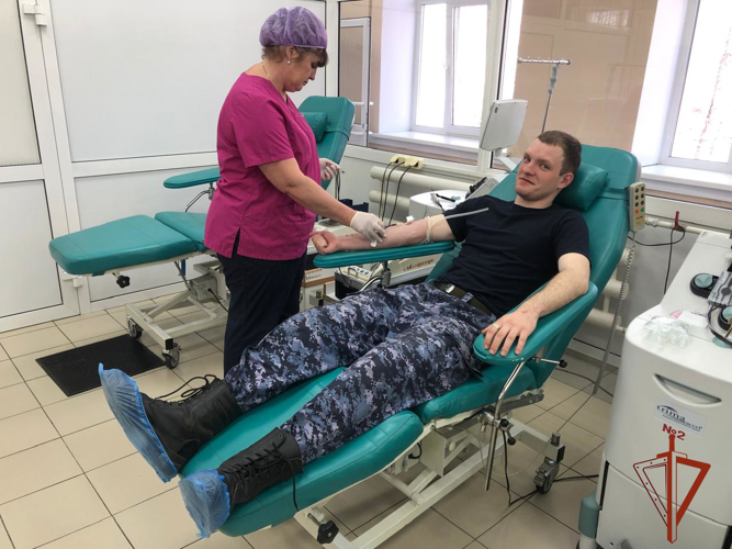 В рамках Всероссийской акции ведомства «От сердца к сердцу» росгвардейцы  пополнили  банк донорской крови в Омске