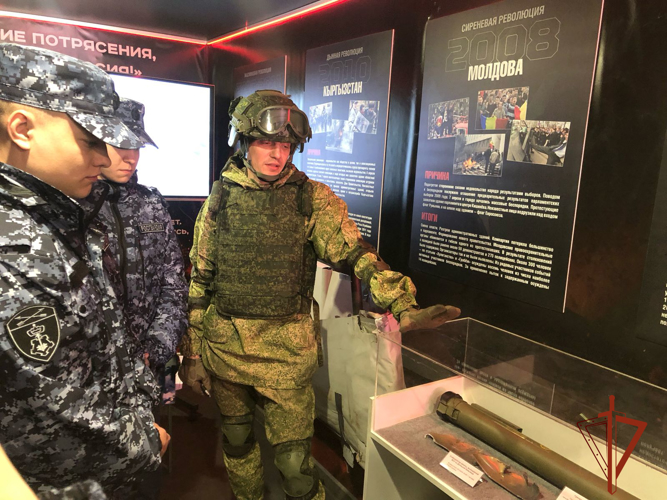 В Омске сотрудники Росгвардии посетили выставку тематического поезда «Сила в правде»
