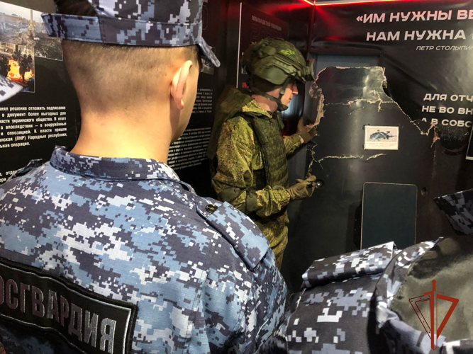 В Омске сотрудники Росгвардии посетили выставку тематического поезда «Сила в правде»