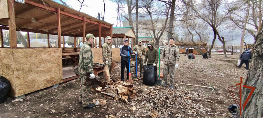 Руководство и личный состав Росгвардии приняли участие в городском субботнике в Омске