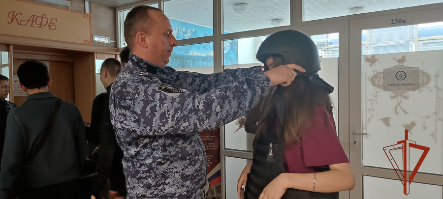 Сотрудники Росгвардии провели профориентационное мероприятие для студентов в Омске