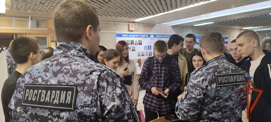 Сотрудники Росгвардии провели профориентационное мероприятие для студентов  в Омске