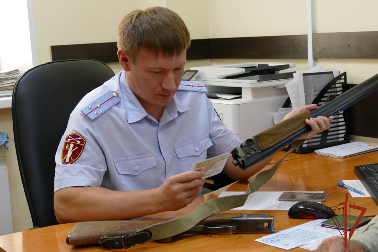 В открытие сезона охоты сотрудники ЦЛРР Омской области напоминают о необходимости соблюдения мер безопасности при обращении с оружием