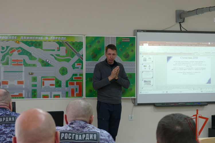 Спец курс по защитному вождению провели для росгврадейцев в Омске