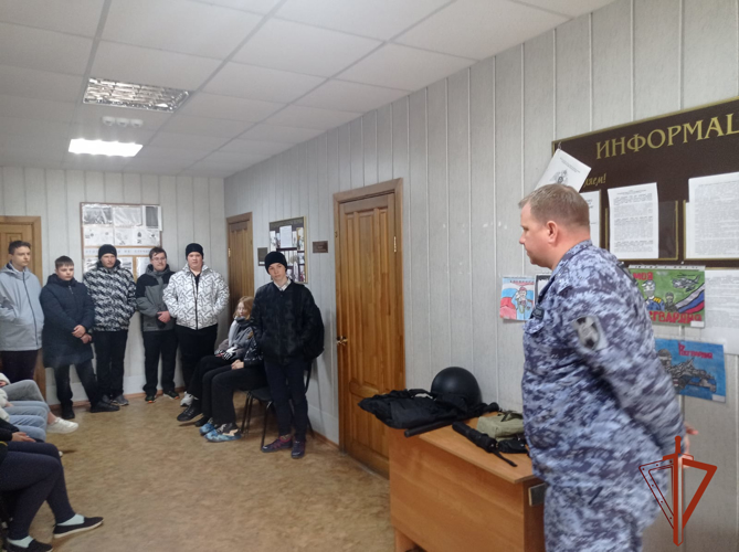 Cтаршеклассники районной школы познакомились с работой отдела вневедомственной охраны Росгвардии в Омской области