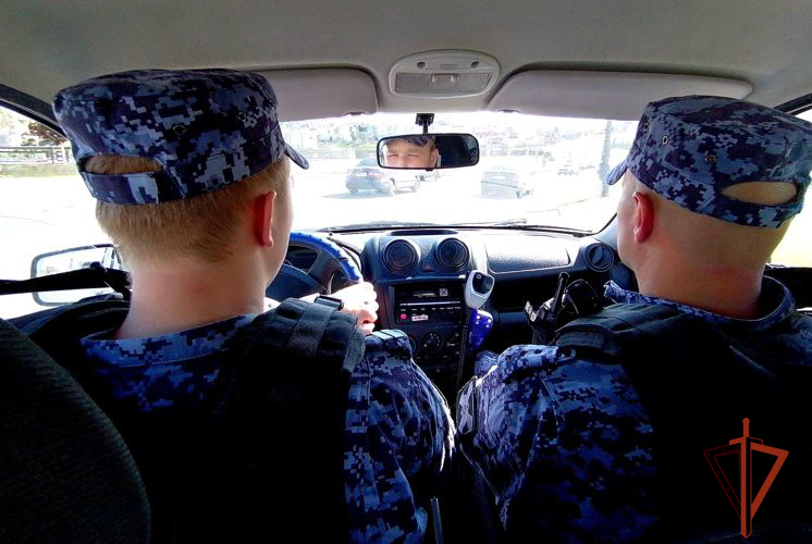 В Омске росгвардейцы вернули владельцу похищенное с садового участва имущество