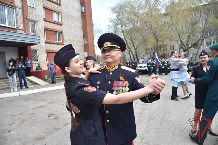 Омские росгвардейцы провели парад и ретро-концерт у дома ветерана Великой Отечественной войны 