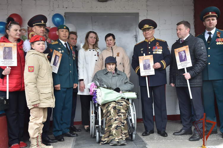 Омские росгвардейцы провели парад и ретро-концерт у дома ветерана Великой Отечественной войны 