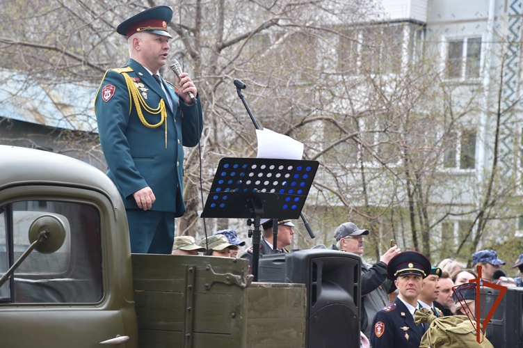Омские росгвардейцы провели парад и ретро-концерт у дома ветерана Великой Отечественной войны 