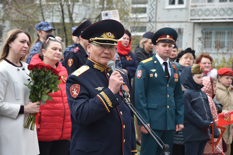 Омские росгвардейцы провели парад и ретро-концерт у дома ветерана Великой Отечественной войны 