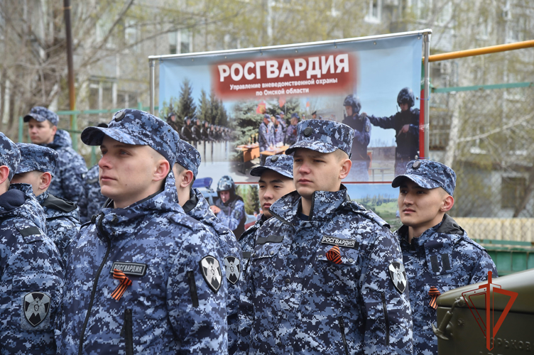 Омские росгвардейцы провели парад и ретро-концерт у дома ветерана Великой Отечественной войны 