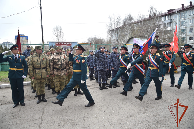 Омские росгвардейцы провели парад и ретро-концерт у дома ветерана Великой Отечественной войны 