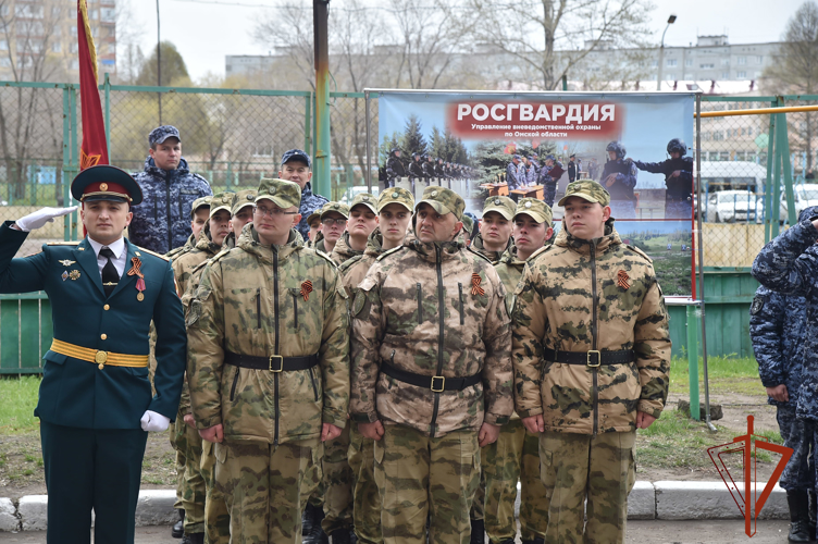 Омские росгвардейцы провели парад и ретро-концерт у дома ветерана Великой Отечественной войны 