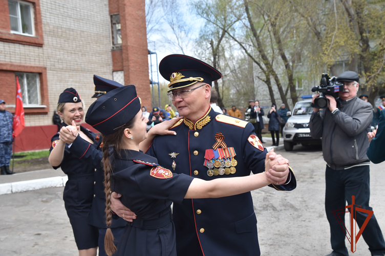 Омские росгвардейцы провели парад и ретро-концерт у дома ветерана Великой Отечественной войны