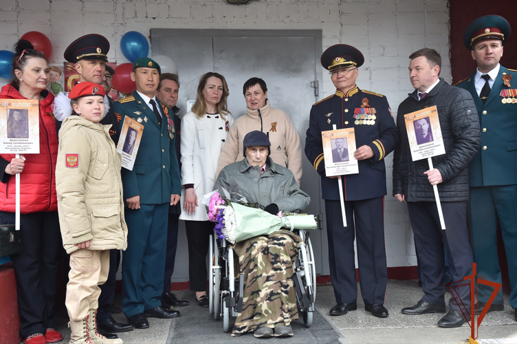 Омские росгвардейцы провели парад и ретро-концерт у дома ветерана Великой Отечественной войны 