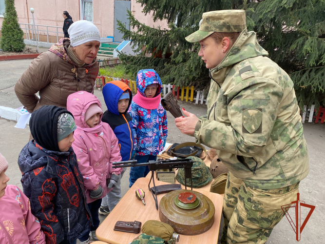 В преддверии  Дня Победы военнослужащие Росгвардии провели уроки  мужества для школьников и воспитанников дошкольных учреждений в Омской обл