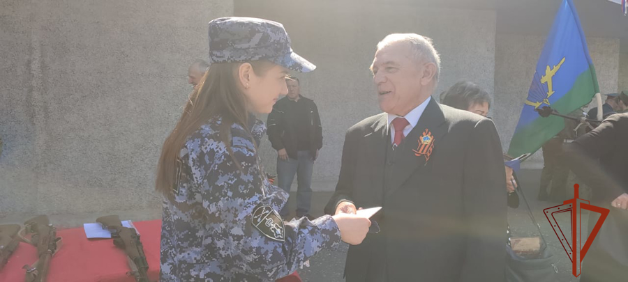 В Омске росгвардейцы приняли участие во всероссийских патриотических акциях «Георгиевская ленточка» и «Синий платочек»