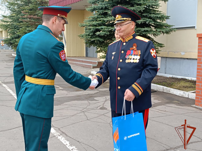 В Омской воинской части Росгвардии отпраздновали день образования части торжественным построением