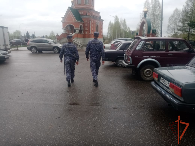 В Омской области сотрудники Росгвардии обеспечили охрану общественного порядка в Радоницу