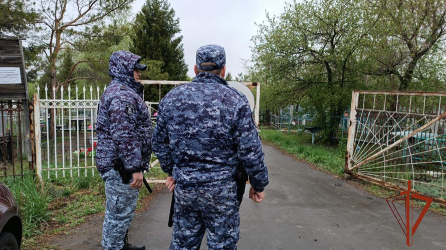 В Омской области сотрудники Росгвардии обеспечили охрану общественного порядка в Радоницу