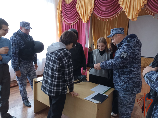 Сотрудники Росгвардии провели патриотическо-воспитательное мероприятие для учащихся старших классов в лицее Омской области
