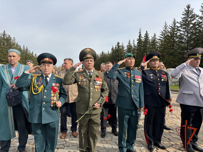 Начальник Управления Росгвардии по Омской области возложил цветы к памятникам Героям Великой Отечественной войны 