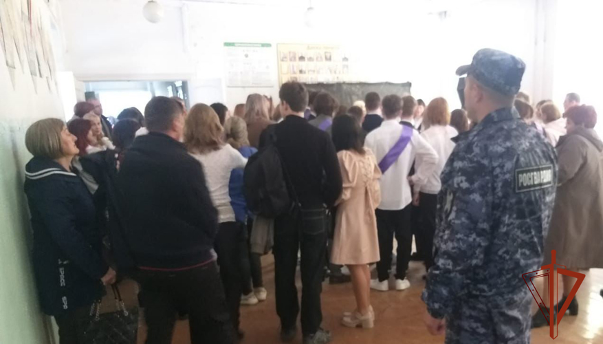 Росгвардия в Омской области приняла участие в обеспечении безопасности проведения «Последних звонков» в школах