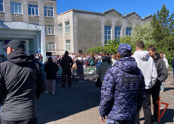 Росгвардия в Омской области приняла участие в обеспечении безопасности проведения «Последних звонков» в школах