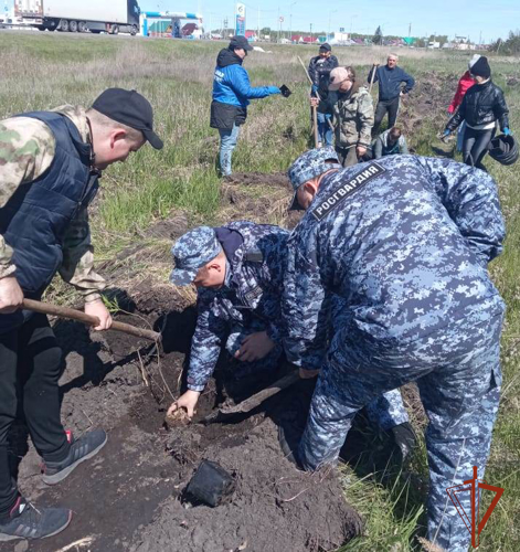 Росгвардейцы приняли участие в региональной акции «Зеленый Тюкалинск» в Омской области  