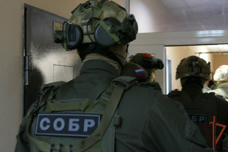 Спецназ Росгвардии задержал подозреваемыз в незаконном обороте оружия в Омской области