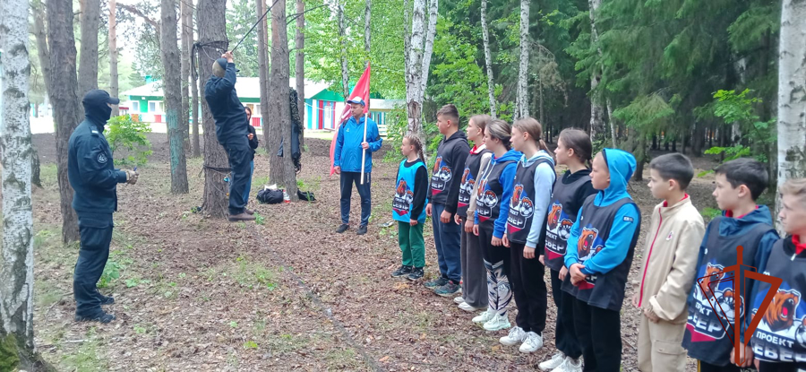 В Омске сотрудники ОМОН Росгвардии организовали для детей полосу препятствий в спортивно-патриотической игре «Юный патриот Отечества»
