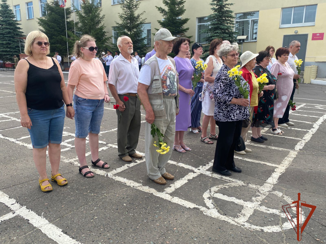 В Омской воинской части Росгвардии прошла патриотическая акция «Встреча  трёх поколений»  приуроченная ко «Дню памяти  и  скорби»