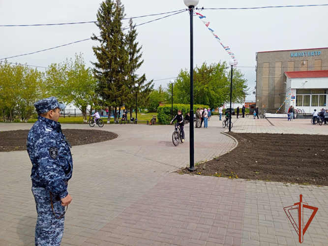 Сотрудники Росгвардии обеспечили безопасность граждан во время проведения праздничных мероприятий, посвященных Международному дню  защиты детей в Омской области