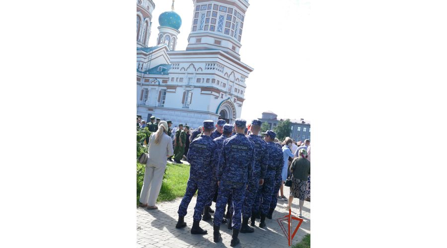 Сотрудники и военнослужащие Росгвардии приняли участие в крестном ходе в Омске
