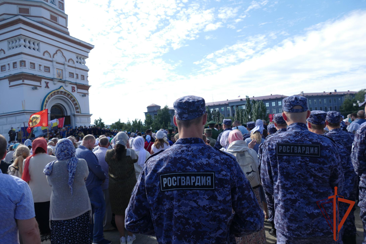 Сотрудники и военнослужащие Росгвардии приняли участие в крестном ходе в Омске