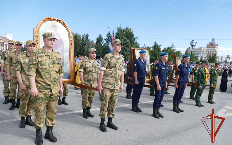 Сотрудники и военнослужащие Росгвардии приняли участие в крестном ходе в Омске