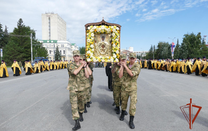 Сотрудники и военнослужащие Росгвардии приняли участие в крестном ходе в Омске